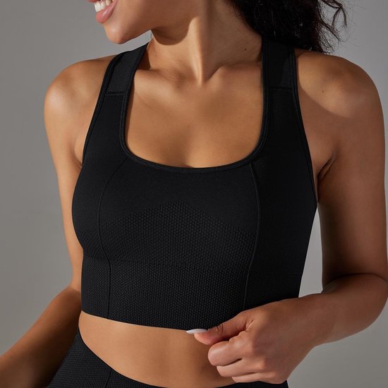 Zwart sporttopje met racerback en vierkante halslijn, met een textuur die zichtbaar is aan de voorkant.