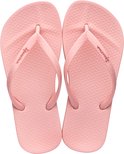 Paar roze Ipanema slippers met een fijn reliëfpatroon op de voetbedden.