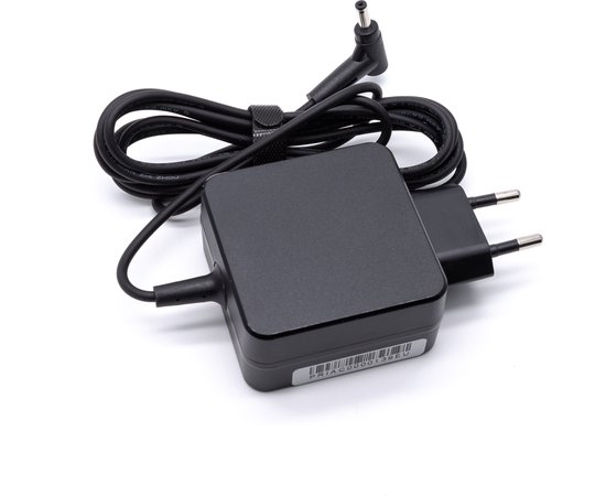 Chargeur d'ordinateur portable carré noir Primelect avec une prise européenne et un câble noir.