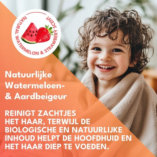 Vrolijk lachend kind met krullend haar, omwikkeld in een badjas. "Natuurlijke Watermeloen- & Aardbeigeur" staat op de afbeelding.