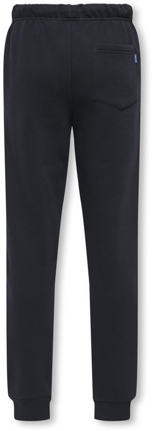 Achterkant van een zwarte joggingbroek met een opgestikte zak.