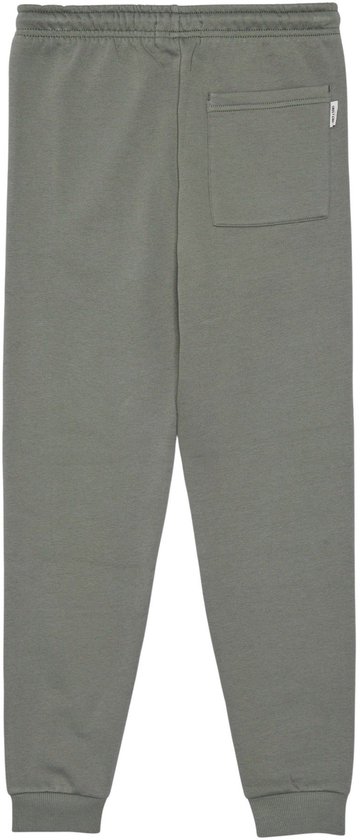 Achterkant van een olijfgroene joggingbroek met een opgestikte zak en merklabel.