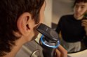 Man gebruikt precisietrimmer van Philips Shaver i9000 Prestige Ultra voor zijn wang.