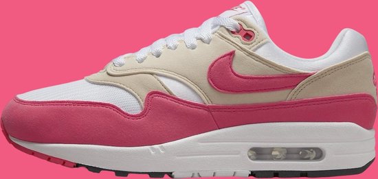 Close-up van de zijkant van een witte Nike sneaker met roze en beige overlays, roze Swoosh, Air unit en logo op de hiel.