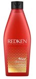 Après-shampooing Redken Frizz Dismiss dans un flacon rouge vif avec un motif géométrique doré.