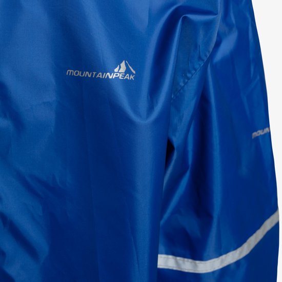 Close-up van een blauwe regenjas met 'mountainpeak' logo en reflecterende banden.