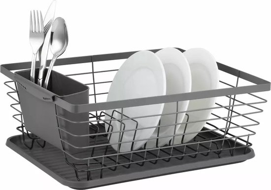 Egouttoir gris en métal avec range-couverts, 3 assiettes blanches et couverts.