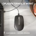 Zwarte Logitech muis opgeladen via USB-C met laptop.