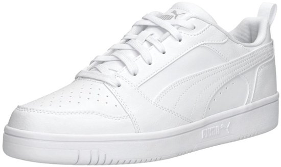 Witte sneaker met veters en Puma logo op de zijkant.