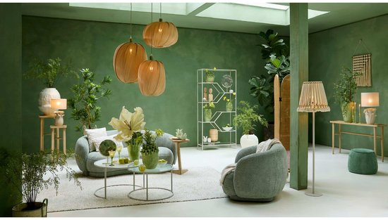 Decoratieve ronde, lichtgroene steen met witte aders, onderdeel van een sfeervolle woonkamerinrichting.