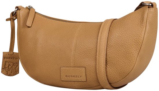 Lichtbruine Burkely crossbody tas van soepel leer met een halvemaanvorm en een apart leren label.