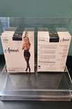 Verpakking van Amour Fly Tights 20 DEN. Links: voorkant met model, rechts: achterkant met maattabel.
