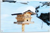 Tuinposter – Dikke Laag Sneeuw in Houten Vogelhuisje - 75x50 cm Foto op Tuinposter (wanddecoratie voor buiten en binnen)