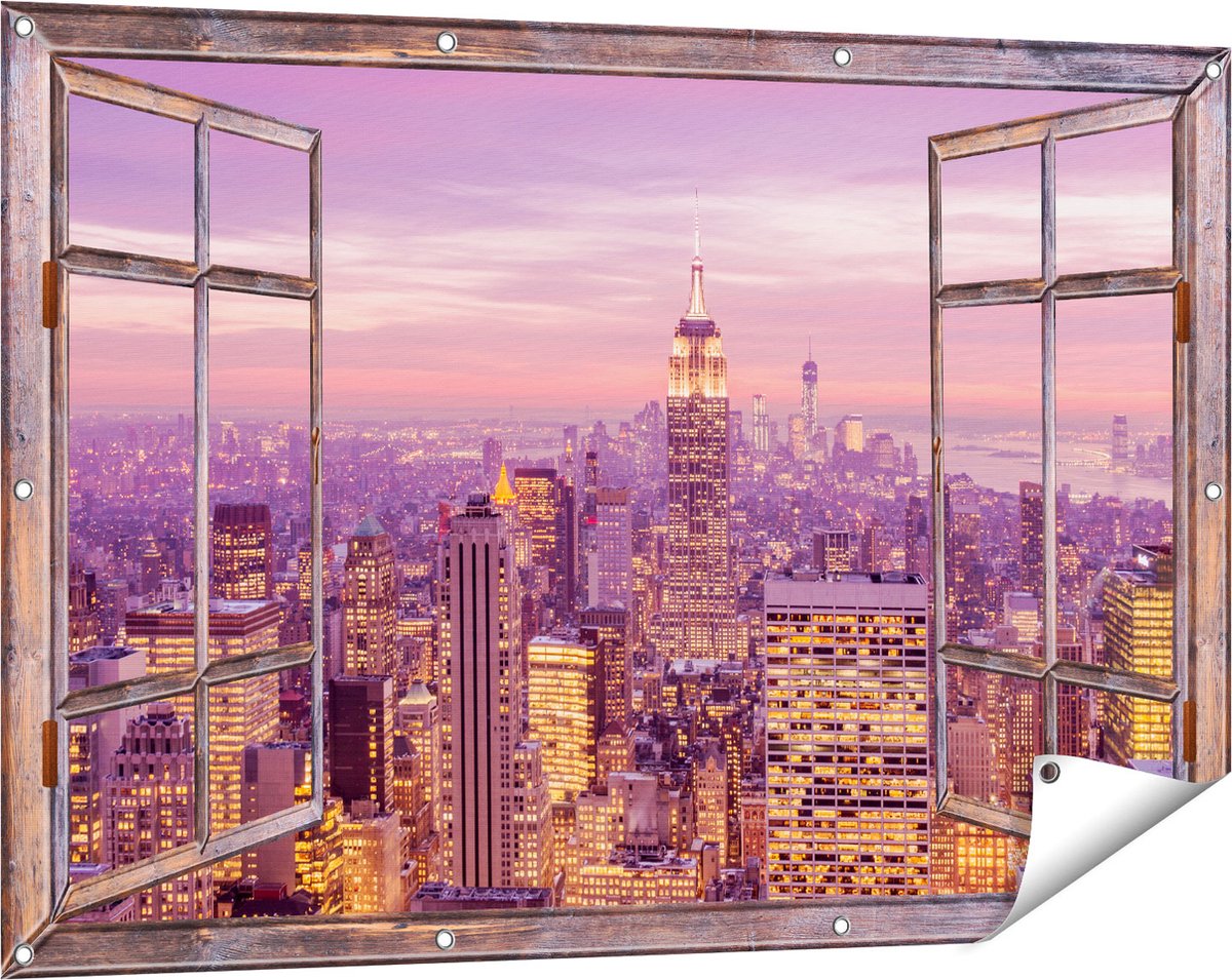 Gards Tuinposter Doorkijk New York Skyline met Lichten bij Zonsondergang - 120x80 cm - Tuindoek - Tuindecoratie - Wanddecoratie buiten - Tuinschilderij Bruin