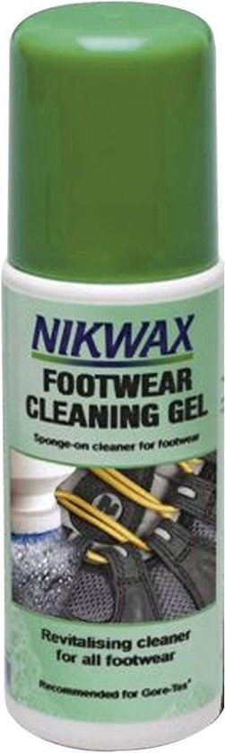 Groene Nikwax Footwear Cleaning Gel fles met afbeelding van schoenen en schuim.