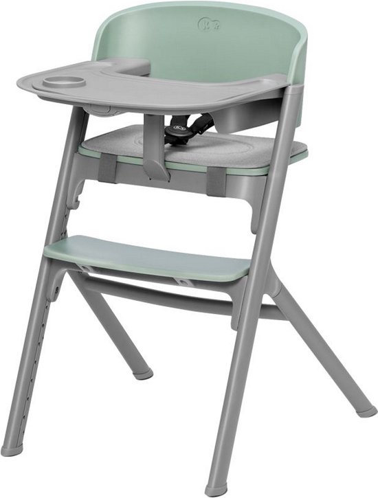 Een opklapbare groene kinderstoel met dienblad, zitting en verstelbare voetsteun.