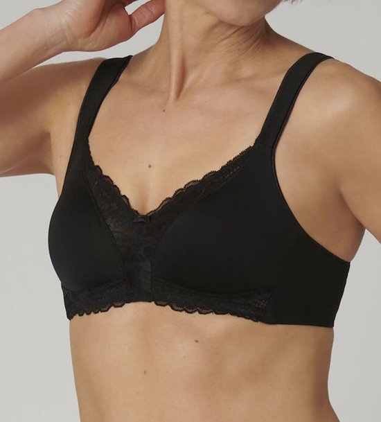 Zwarte katoenen bh zonder beugel met kanten details op de cups en onderrand. Een klein strikje zit middenvoor.