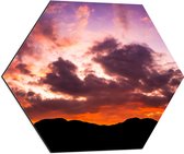 Dibond Hexagon - Verdwenen Zon achter Bergen - 60x52.2 cm Foto op Hexagon (Met Ophangsysteem)