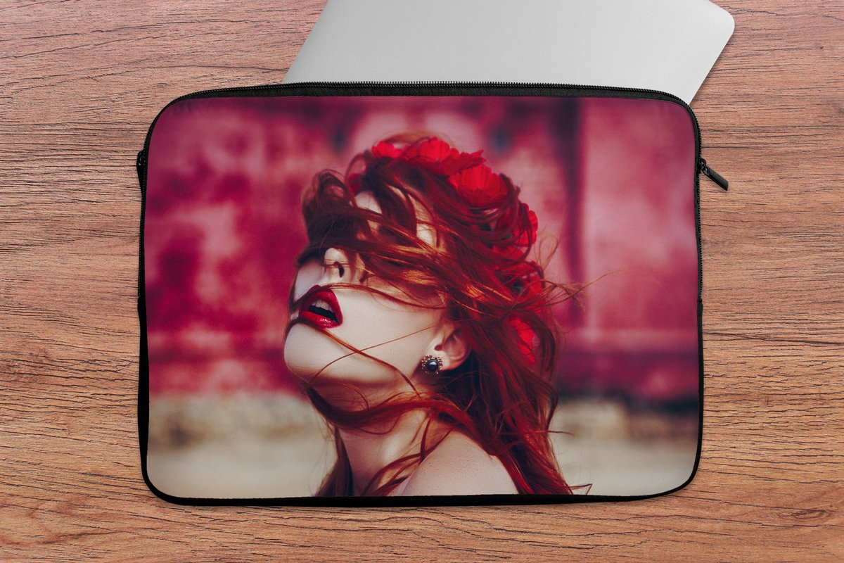 Laptophoes 13 inch - Kasteel - Rood - Vrouw - Portret - Laptop sleeve - Binnenmaat 32x22,5 cm - Zwarte achterkant