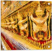 Tuinposter – Schilderij van Beelden in de Tempel van de Smaragdgroene Boeddha in Bangkok, Thailand - 50x50 cm Foto op Tuinposter (wanddecoratie voor buiten en binnen)