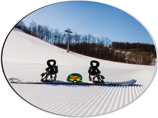 Dibond Ovaal - Snowboard met Bril op Perfect Wintersport Landschap - 40x30 cm Foto op Ovaal (Met Ophangsysteem)