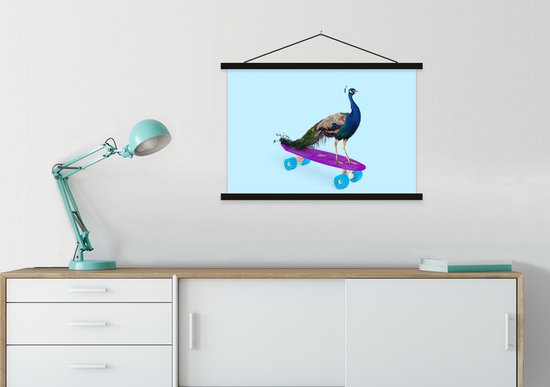 Posterhanger incl. Poster 90x60 cm - Schoolplaat - Pauw - Blauw - Skateboard - Dieren - Grappig - Textielposter - Zwarte latten