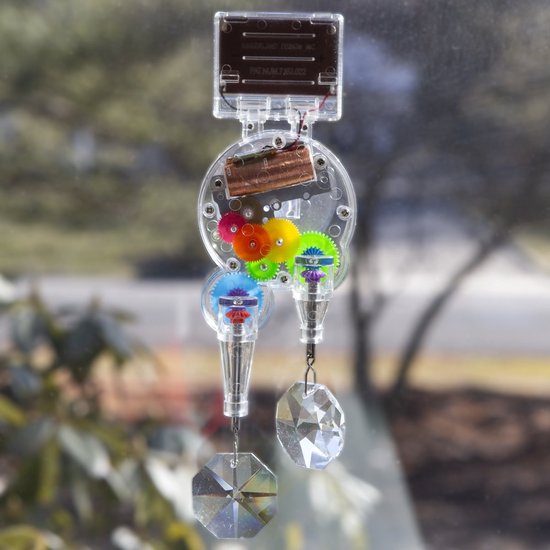 Solar Double Rainbow Maker – Zonne-aangedreven raamdecoratie met kristal en motortje (Kikkerland) | Alles in Wonderland