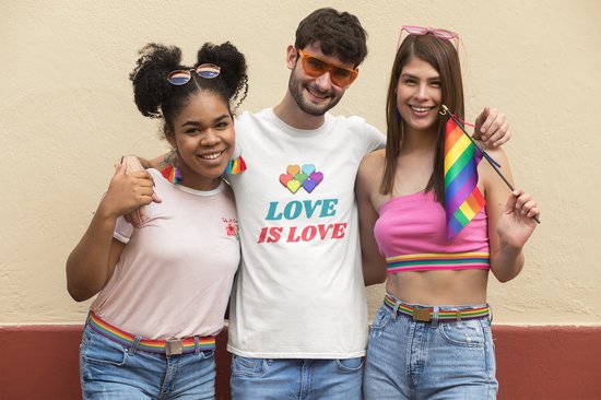 Shirt - Love is love - Wurban Wear | Grappig shirt | Pride | Unisex tshirt | Pride vlag | Regenboog vlag | LGBTQ | Make up | Gay | Liefde | Wit