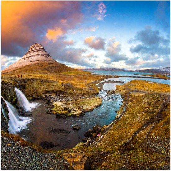 Poster Glanzend – Kirkjuffel Berg in Landschap van IJsland - 80x80 cm Foto op Posterpapier met Glanzende Afwerking