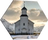 Dibond Hexagon - Gimsoy Kerk in Noorwegen tijdens Zachte Winterdag - 70x60.9 cm Foto op Hexagon (Met Ophangsysteem)