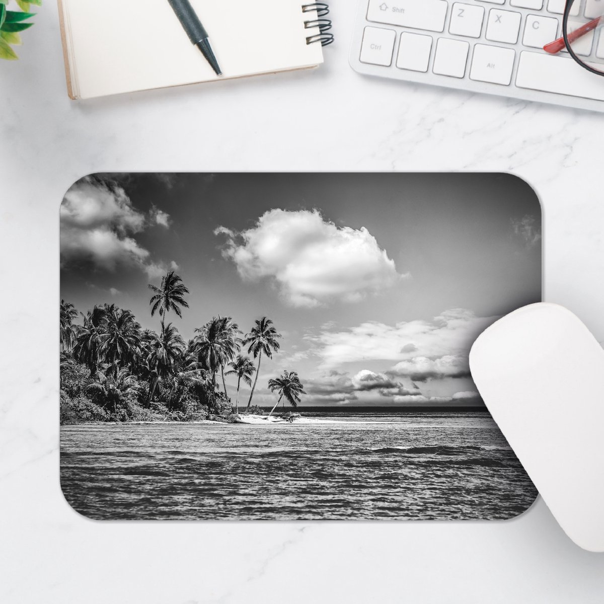 Muismat - Rij Palmbomen langs Rustige Zee (Zwart- wit) - 25x18 cm - 2 mm Dik - Muismat van Vinyl