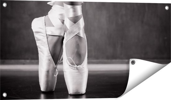 Gards Tuinposter Ballet Schoenen van een Ballerina - Zwart Wit - 80x40 cm - Tuindoek - Tuindecoratie - Wanddecoratie buiten - Tuinschilderij