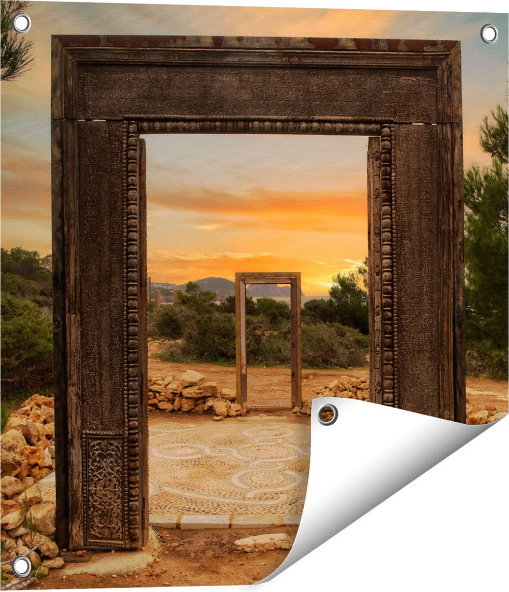 Gards Tuinposter Cale Llentia Deur Opening in Ibiza - 50x50 cm - Tuindoek - Tuindecoratie - Wanddecoratie buiten - Tuinschilderij Multikleur