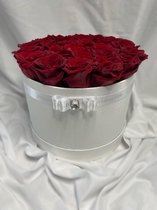 AG Luxurygifts Longlife flower box - rozen box - cadeau box - longlife rozen - luxe - bloemen - Moederdag - Valentijnsdag - witte box - rode rozen