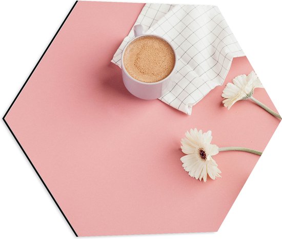 Dibond Hexagon - Kopje Koffie op Blad met Witte Bloemen op Roze Achtergrond - 50x43.5 cm Foto op Hexagon (Met Ophangsysteem)