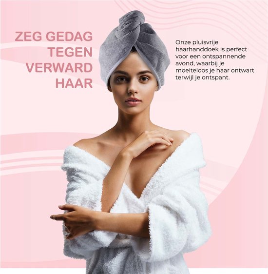 Model met een grijze haarhanddoek en een witte badjas.