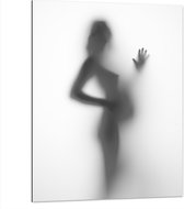 Dibond - Silhouet van Zwanger Vrouwenlichaam achter Wazige Wand - 75x100 cm Foto op Aluminium (Met Ophangsysteem)