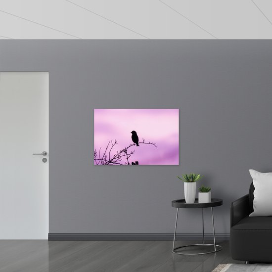 Muursticker - Silhouet van een Klein Vogeltje tegen Paarskleurige Lucht - 105x70 cm Foto op Muursticker