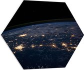PVC Schuimplaat Hexagon - Uitzicht vanuit Heelal op Lichtjes op Aarde - 70x60.9 cm Foto op Hexagon (Met Ophangsysteem)