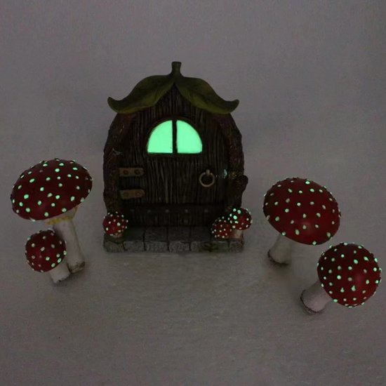 Une petite maison féerique lumineuse avec des fenêtres brillantes, entourée de champignons rouges lumineux.