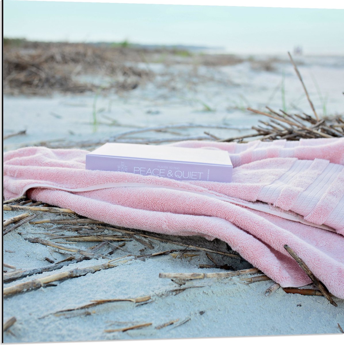 Dibond - Boek met Handdoek op Beige Strand - 80x80 cm Foto op Aluminium (Met Ophangsysteem