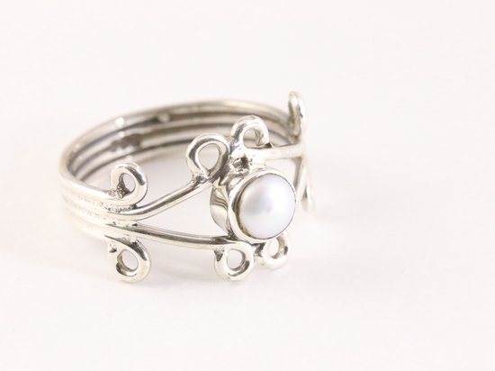 Fijne opengewerkte zilveren ring met parel - maat 17.5