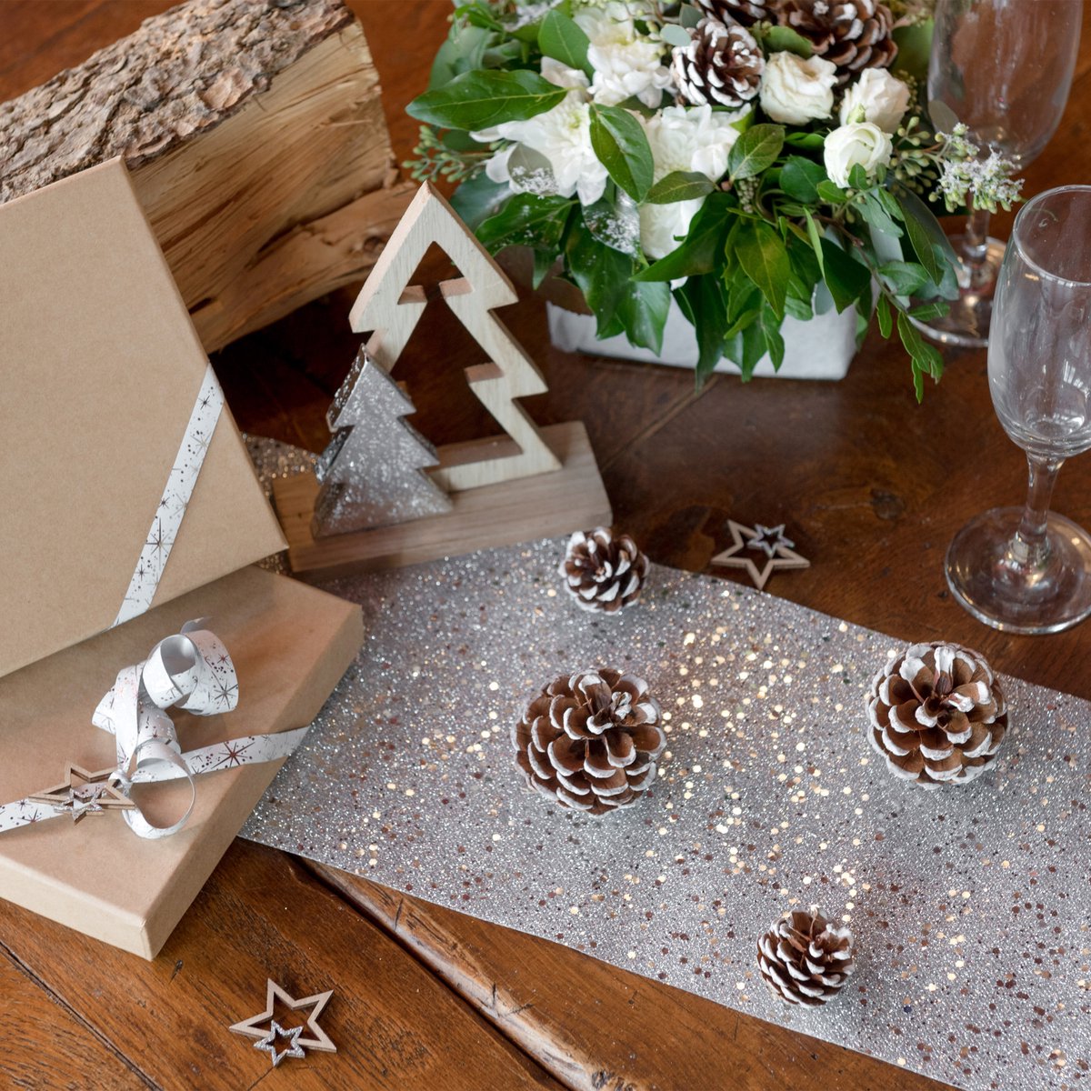 Santex Kerstdiner glitter tafelloper smal op rol - 2x - zilver - 18 x 500 cm - polyester
