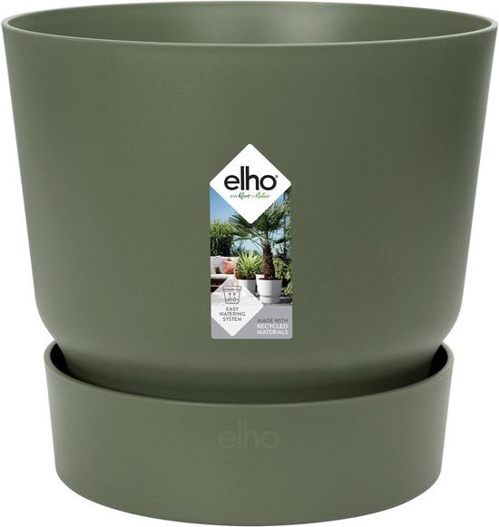 Olijfgroene bloempot met schotel, met een etiket met het Elho logo en informatie over gerecyclede materialen.