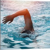 Dibond - Zwemmende Man in het Blauwe Water - 80x80 cm Foto op Aluminium (Met Ophangsysteem)