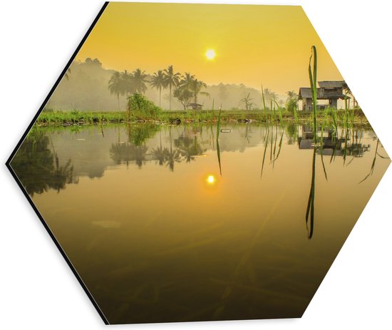 Dibond Hexagon - Zonnestralen over Overstroomd Gebied in Indonesië - 30x26.1 cm Foto op Hexagon (Met Ophangsysteem)