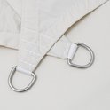 Detail van een beige schaduwdoek met metalen D-ringen en versterkte naden.