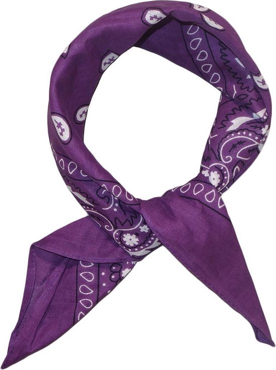 Paarse bandana met wit paisley-patroon, geknoopt.