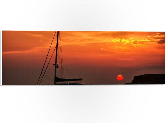 PVC Schuimplaat - Zeilboot Varend op de Griekse Zee bij Vuurrode Zonsondergang - 60x20 cm Foto op PVC Schuimplaat (Met Ophangsysteem)