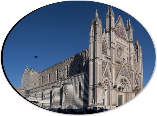Dibond Ovaal - Zijaanzicht van Vogel boven Kathedraal van Orvieto onder Blauwe Lucht in Italië - 28x21 cm Foto op Ovaal (Met Ophangsysteem)